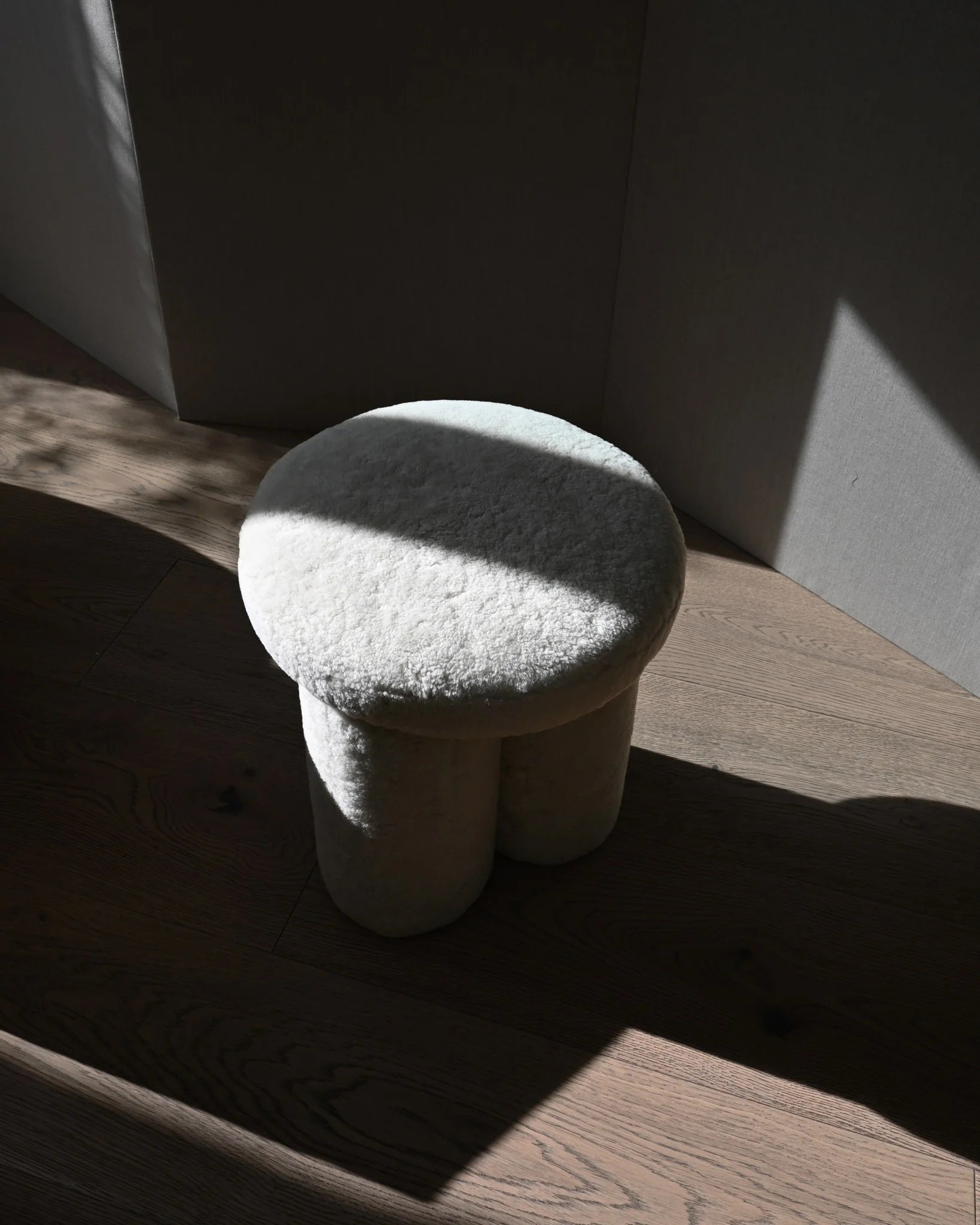 Big Foot Stool - Sandshell (Sheepskin) – 101 COPENHAGEN